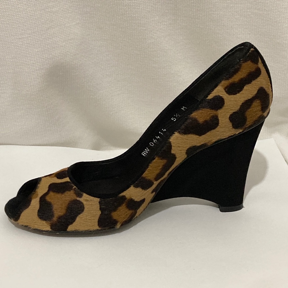 Gorgeous Wedge Leopard Print Stuart Weiztman heels Size 6 - Picture 9 of 11